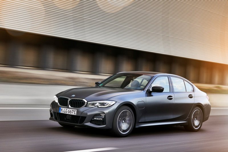 Sedan BMW Seri 5 dan 3 hybrid terbaru dirilis Maret