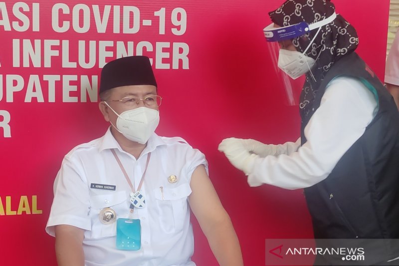 Bupati Cianjur yang pertama divaksin COVID-19