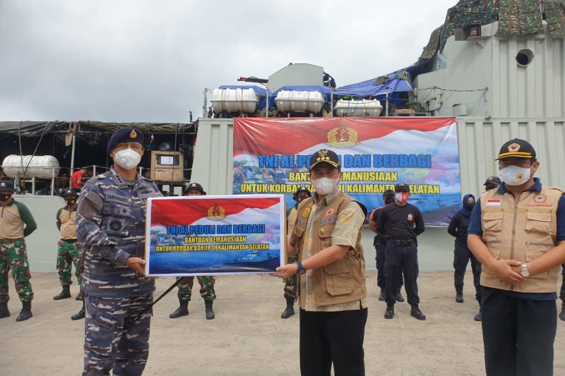 KRI Teluk Hading Bawa Bantuan TNI AL Bagi Korban Banjir Kalsel - ANTARA ...