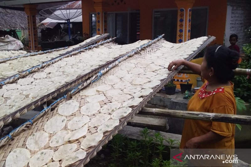 Pengusaha kerupuk di Agam kesulitan dapatkan bahan baku