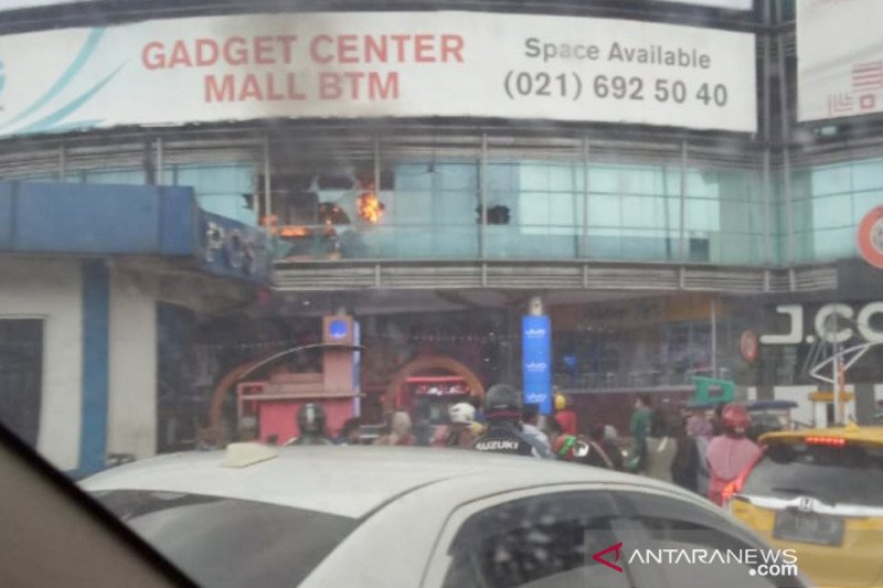 Tujuh unit mobil damkar padamkan kebakaran di Mall BTM