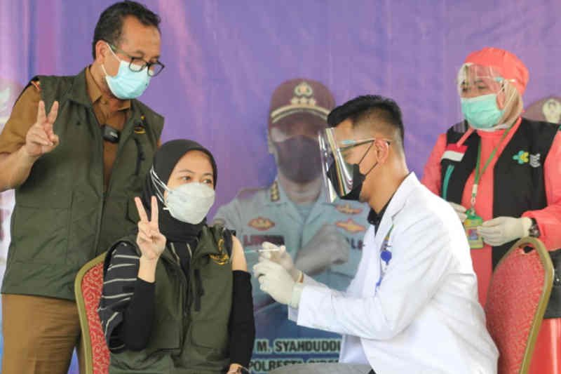 Pemkab Cirebon awali vaksinasi tenaga kesehatan