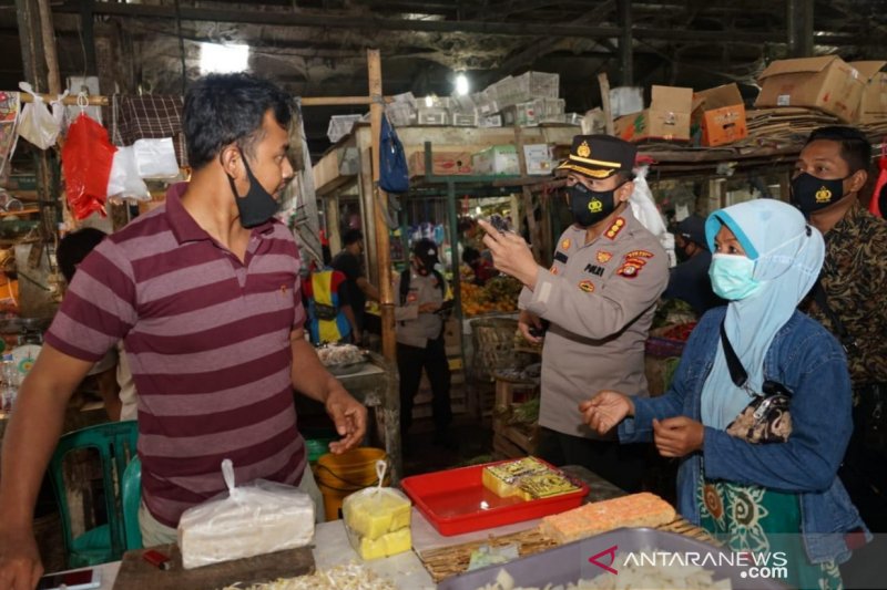 Polres Bekasi bagi-bagi 200 masker ke pedagang di pasar