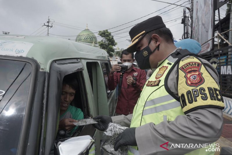 Polres Cianjur bagikan seribu masker sambil berikan edukasi