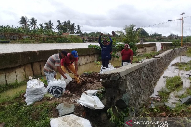 Warga Muaragembong Bekasi minta perbaikan tanggul untuk cegah banjir