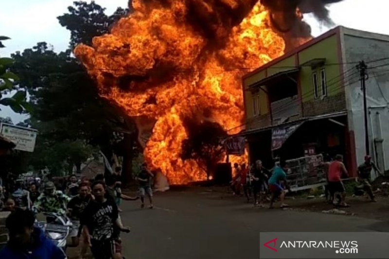 Gudang berisi puluhan drum BBM di Cianjur terbakar