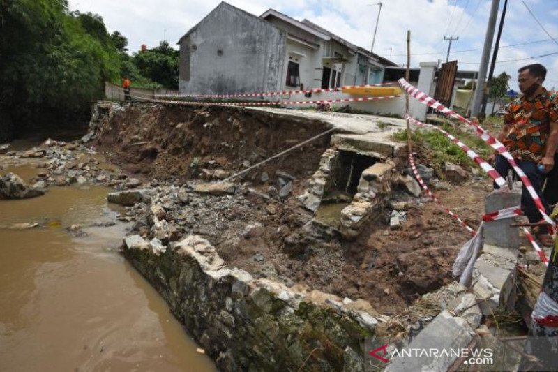 Tanggul Jebol Akibat Banjir Bandang