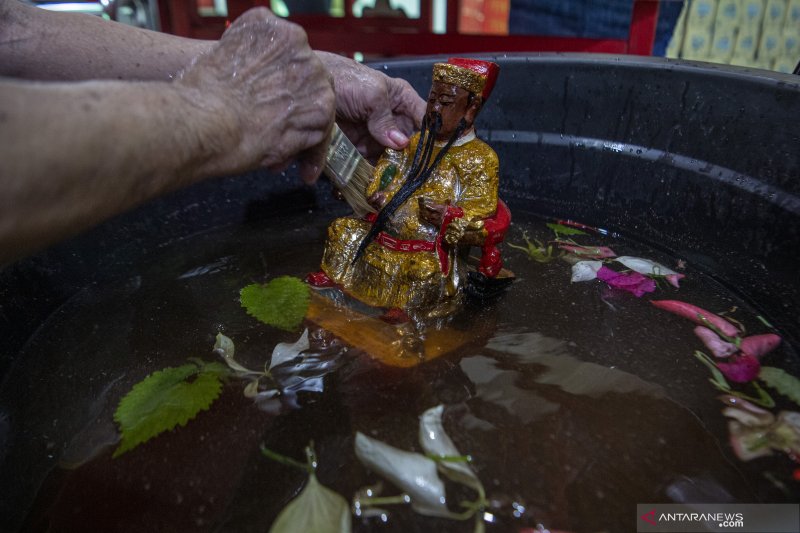 Tradisi Bersihkan Patung Dewa Jelang Perayaan Imlek