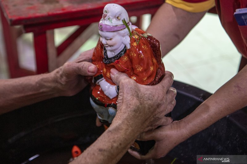 Tradisi Bersihkan Patung Dewa Jelang Perayaan Imlek