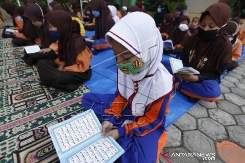 SKB Tiga Menteri Tenteng Seragam Sekolah