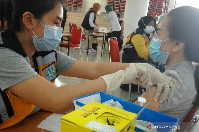 VAKSINASI MASSAL TENAGA KESEHATAN DI MANADO