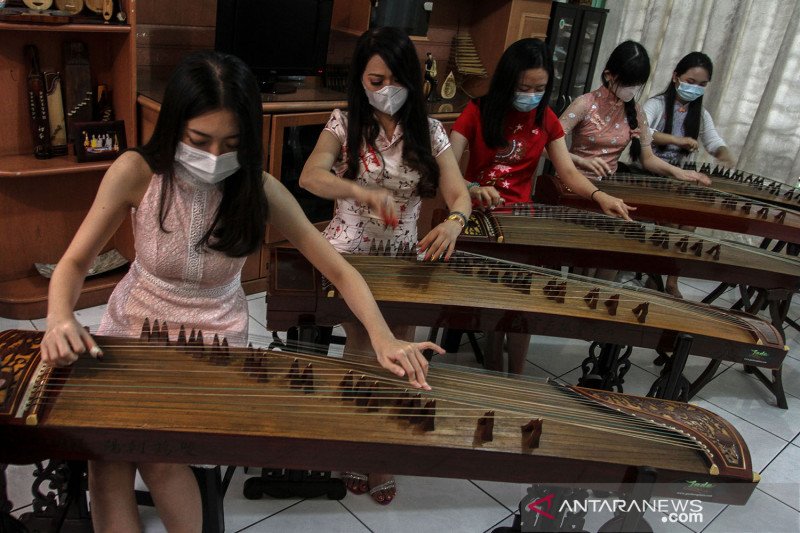 Latihan alat musik Kecapi China - ANTARA News