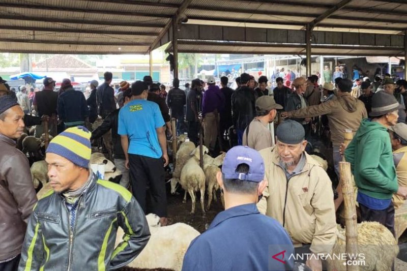 Pengelola pasar hewan Cianjur dapat teguran keras dari gugus tugas COVID-19