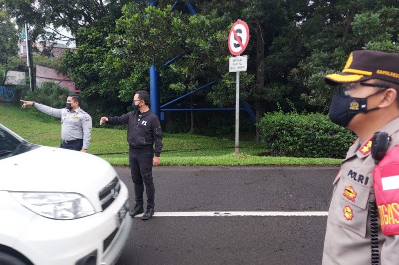 Petugas periksa kendaraan berplat ganjil di Pos Sekat Kota Bogor