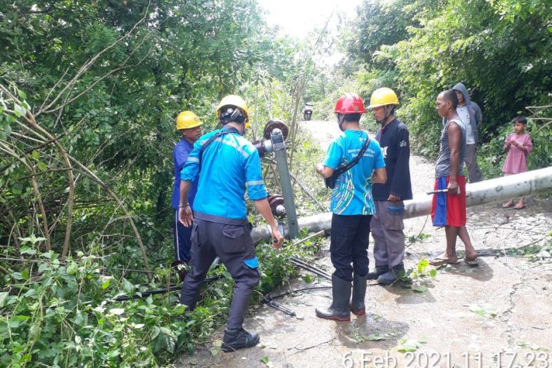 PLN NTB berjuang perbaiki kerusakan infrastruktur akibat cuaca ekstrem