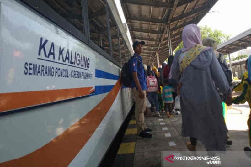 Kecepatan kereta melintas di Cirebon jadi 105 km per jam