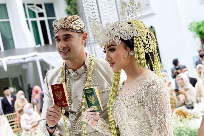 Selebritas Ali Syakieb dan Margin Wiheerm gelar pernikahan pakai adat Sunda