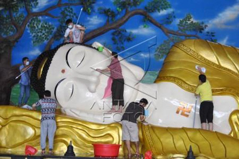 Pencucian Patung Budha Tidur