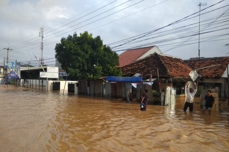 Aparat dikerahkan bantu korban banjir dan puting beliung Karawang