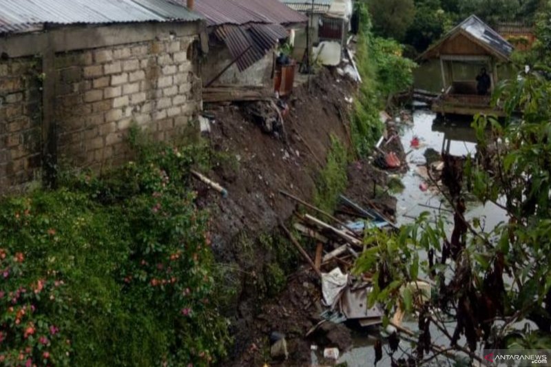 Tiga rumah warga roboh akibat longsor di Cipanas