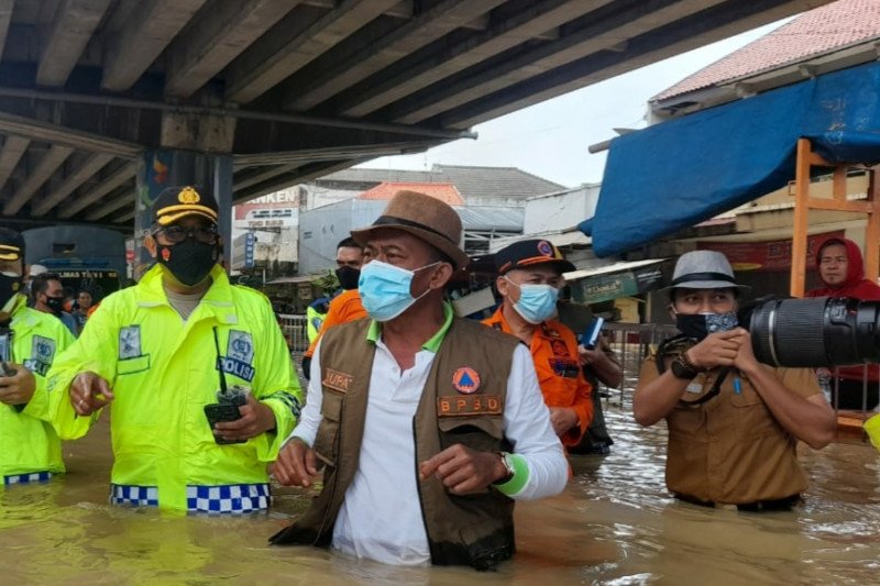 Banjir di jalur pantura akibat luapan air Sungai Cipunagara