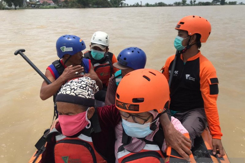 Tim SAR fokus evakuasi warga terdampak banjir di Pantura Jabar