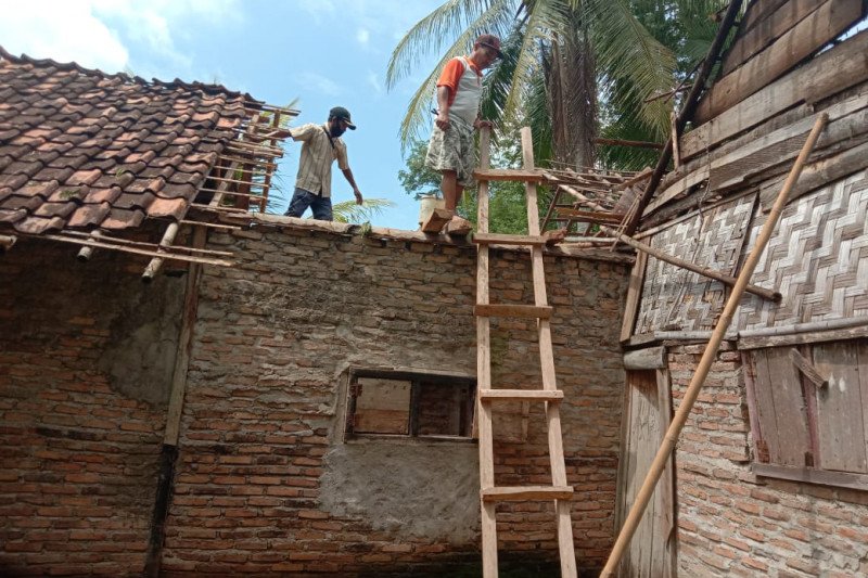 Sejumlah rumah warga di Kabupaten Pesawaran rusak akibat puting beliung