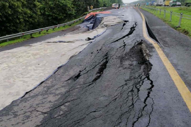 Jalur Tol Cipali KM 122 arah Jakarta ditutup akibat amblas