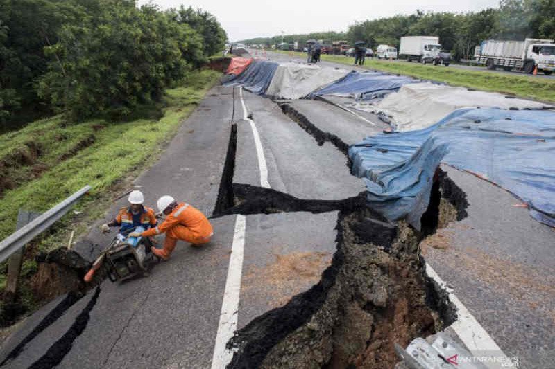 Perbaikan jalan amblas tol Cipali KM 122 diperkirakan 1,5 bulan