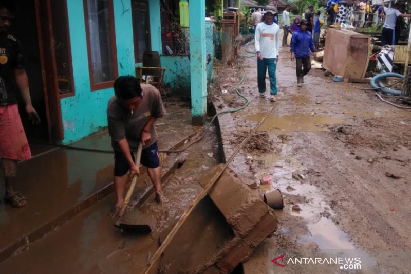 10 rumah terancam bahaya bencana longsor di Banjarwangi Garut