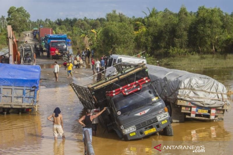 Jalan Nasional Rusak Parah Akibat Banjir