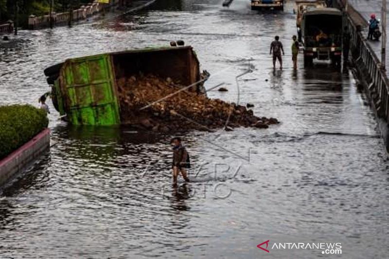 Banjir Masih Merendam Jalur Pantura Semarang