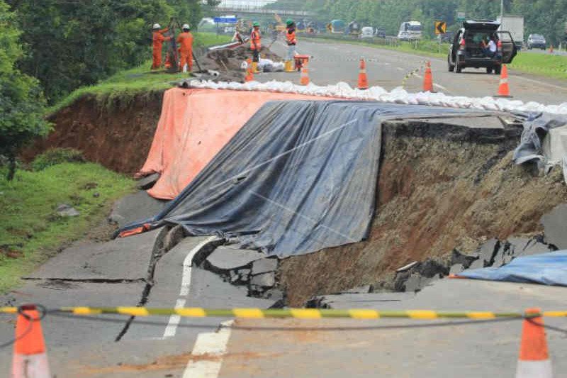 Pekerjaan jalan darurat di ruas Tol Cipali KM 122 dimulai