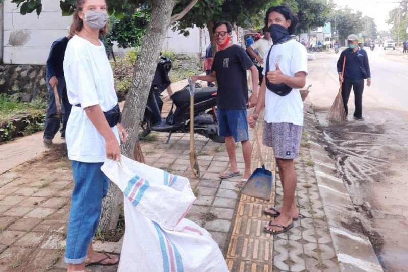 Dispar NTB menggelar bersih-bersih di Mandalika
