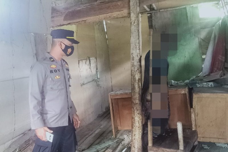 Ditemukan mayat tergantung dalam kondisi membusuk di Lubuk Selasih