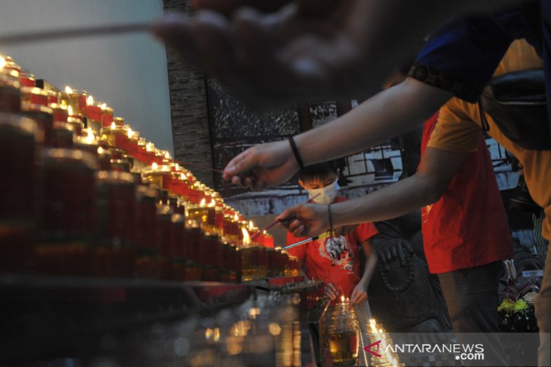 Penyalaan lilin pelita di Vihara Dharmakirti Palembang