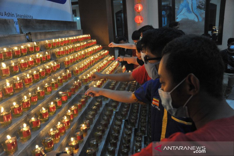 Penyalaan lilin pelita di Vihara Dharmakirti Palembang