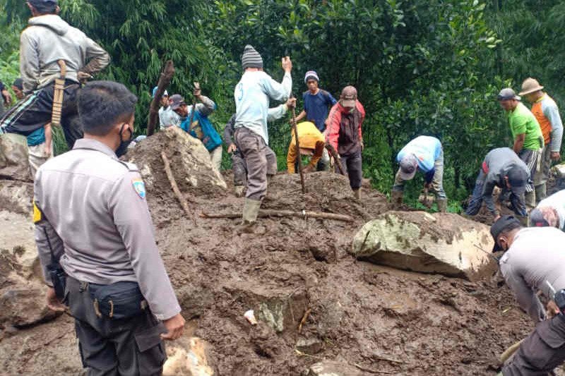 Jalan menuju obyek wisata Lembah Panyaweuyan Majalengka tertutup longsor