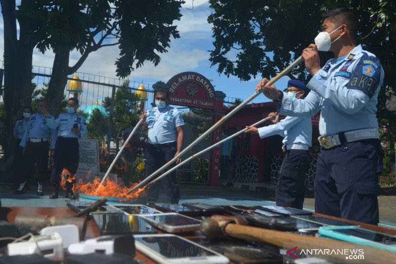 Lapas Cianjur musnahkan ratusan telepon genggam hasil razia