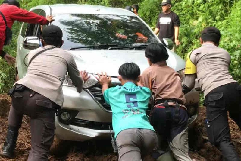 Minibus tersesat di hutan Majalengka berhasil dievakuasi, penumpang selamat