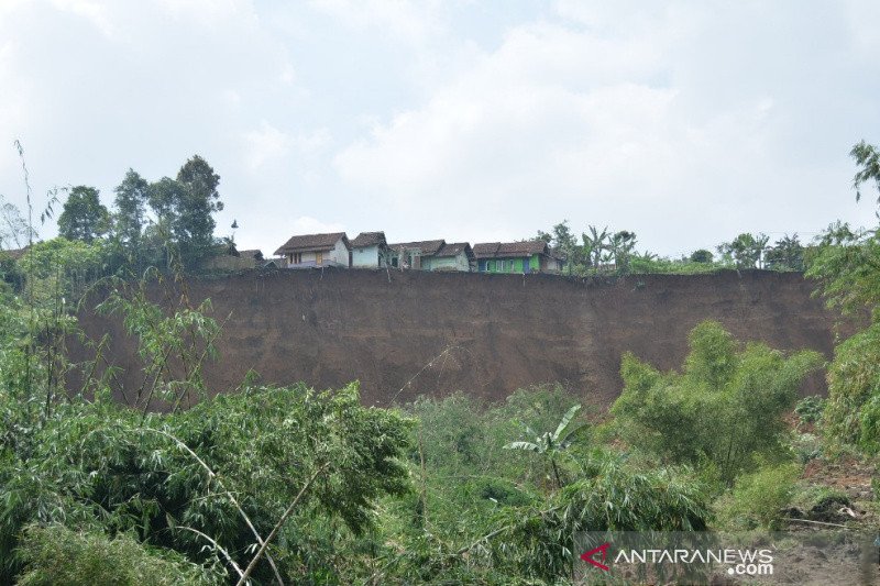 Puluhan rumah warga terancam longsor di Cilawu Garut