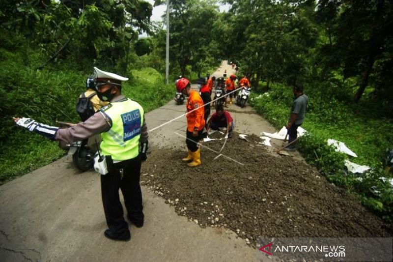 Perbaikan Darurat Jalan Retak