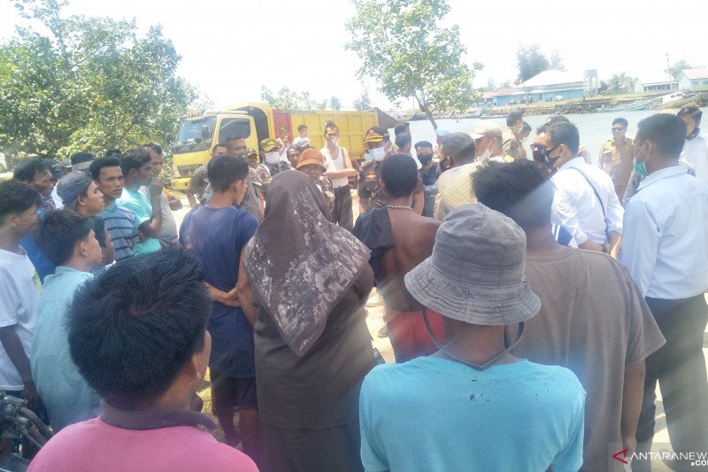 Polisi dan Satpol PP Pariaman tertibkan aktivitas penambangan pasir pantai