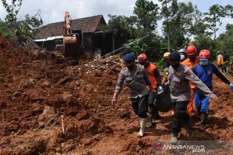 Evakuasi Korban Tanah Longsor