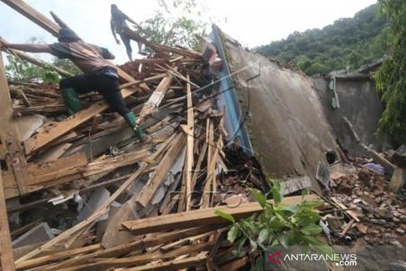 2 Korban Longsor Ditemukan Meninggal Dan 16 Orang Hilang 