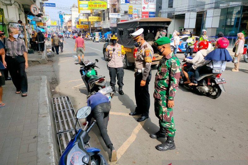 Kasus COVID-19 di Kota Sukabumi meningkat, petugas tindak tegas pelanggar PPKM