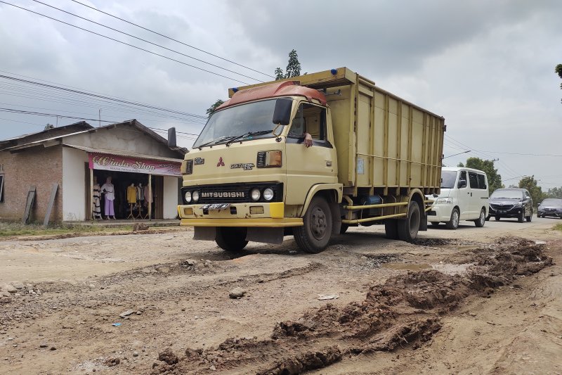Jalan Budi Utomo Metro Selatan rusak parah