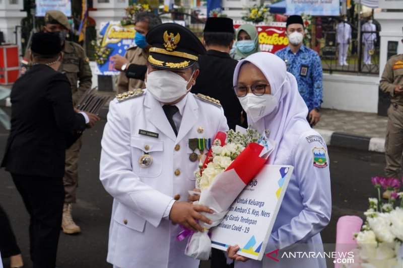 Bupati beri penghargaan kepada nakes saat peringatan HUT Garut