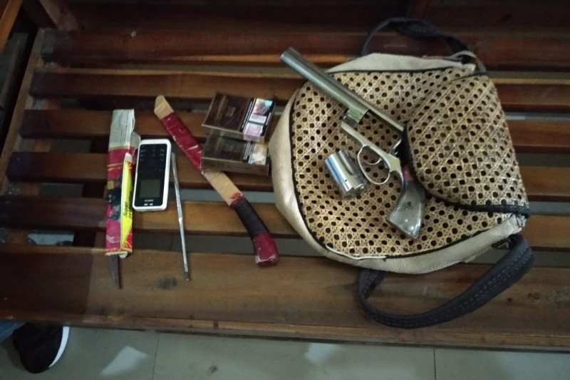 Polisi tangkap dua tersangka bawa senpi rakitan