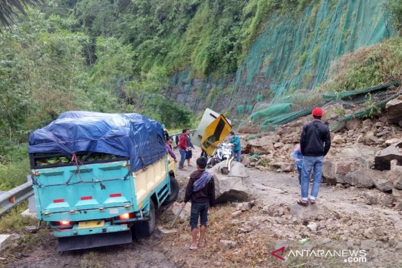 Jalan penghubung Cianjur dengan Bandung terdampak longsor